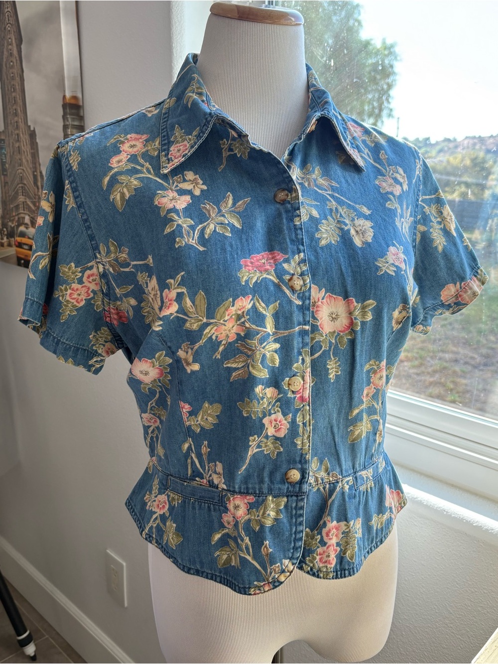Liz Claiborne Floral Denim Short-Sleeve Button-Up Top M